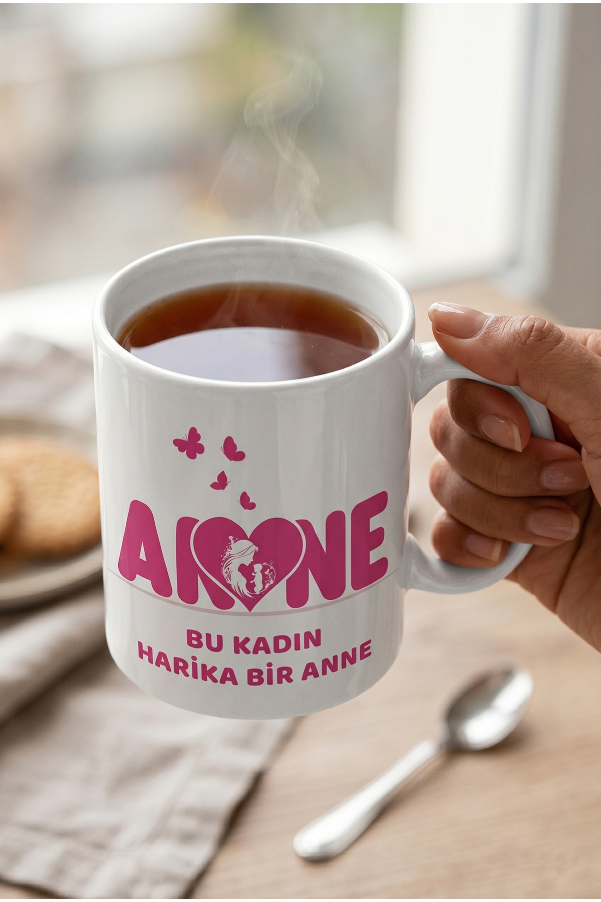 İyi Ki Varsın İyi Ki Benim Annemsin Bu Kadın Harika Bir Anne Yazılı Özel Tasarım Kupa Bardak Yeni Anneye Hediye Bebek Figürlü resmi